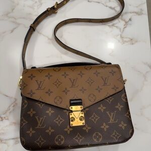 Louis Vuitton Pochette Métis Reverse Monogram Canvas